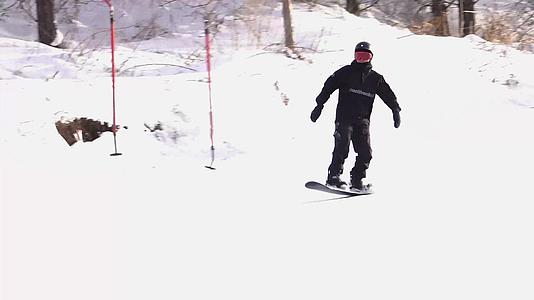 8K一个人单板滑雪视频视频的预览图