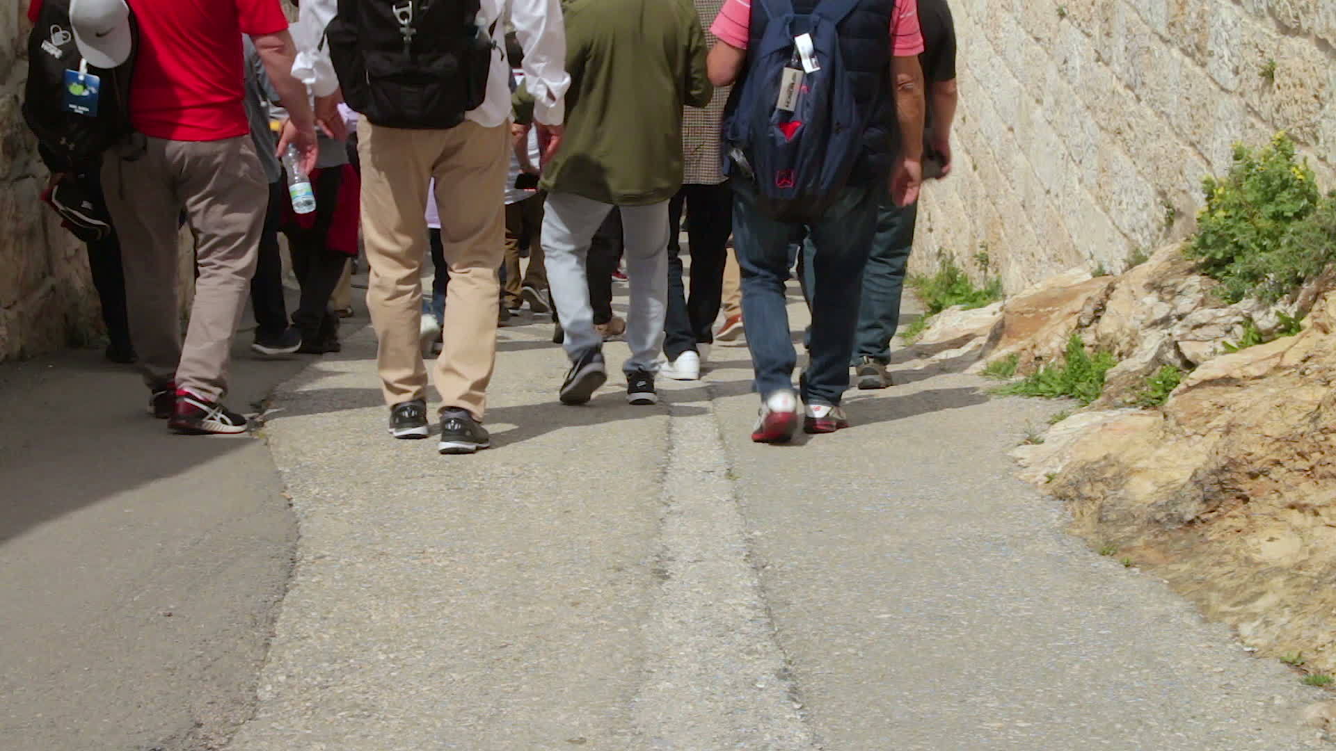 一群游客在耶鲁的古城沙隆行走视频的预览图