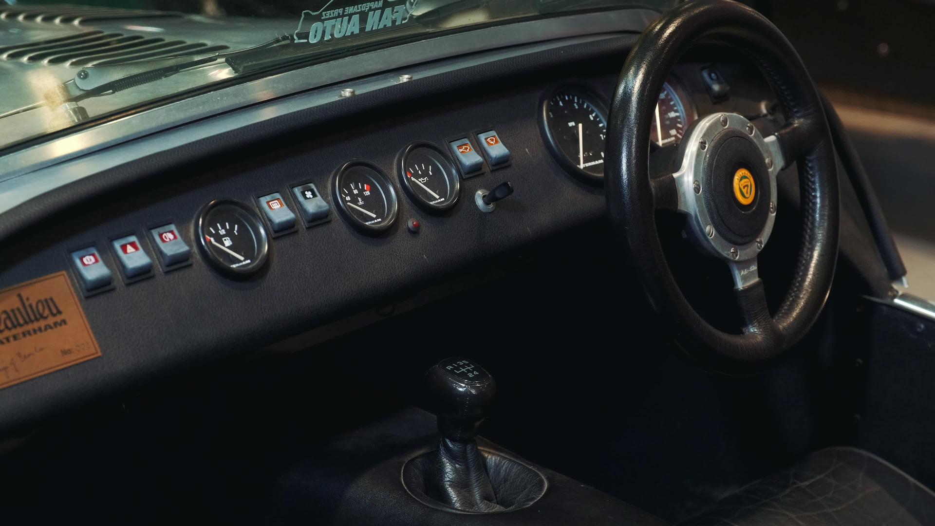黑色旧汽车仪表板面板视频的预览图