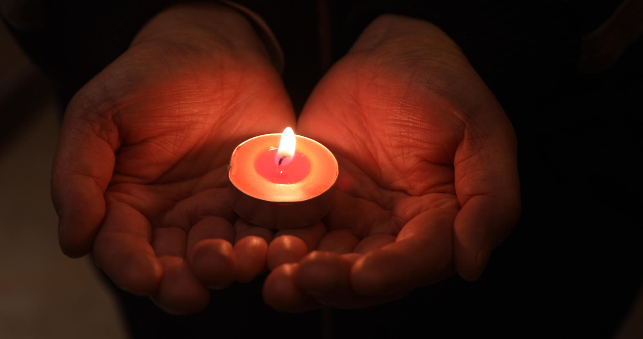 4K手捧蜡烛祈愿祝福哀悼致敬纪念视频的预览图