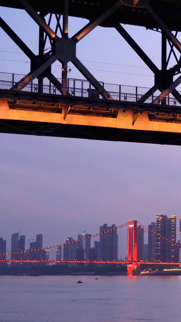 城市灯光秀通过武汉长江大桥拍摄视频的预览图