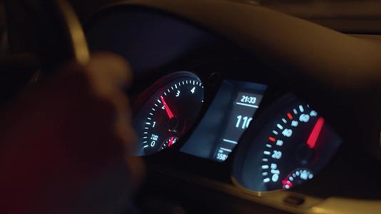 移动汽车仪表板灯亮灯视频的预览图