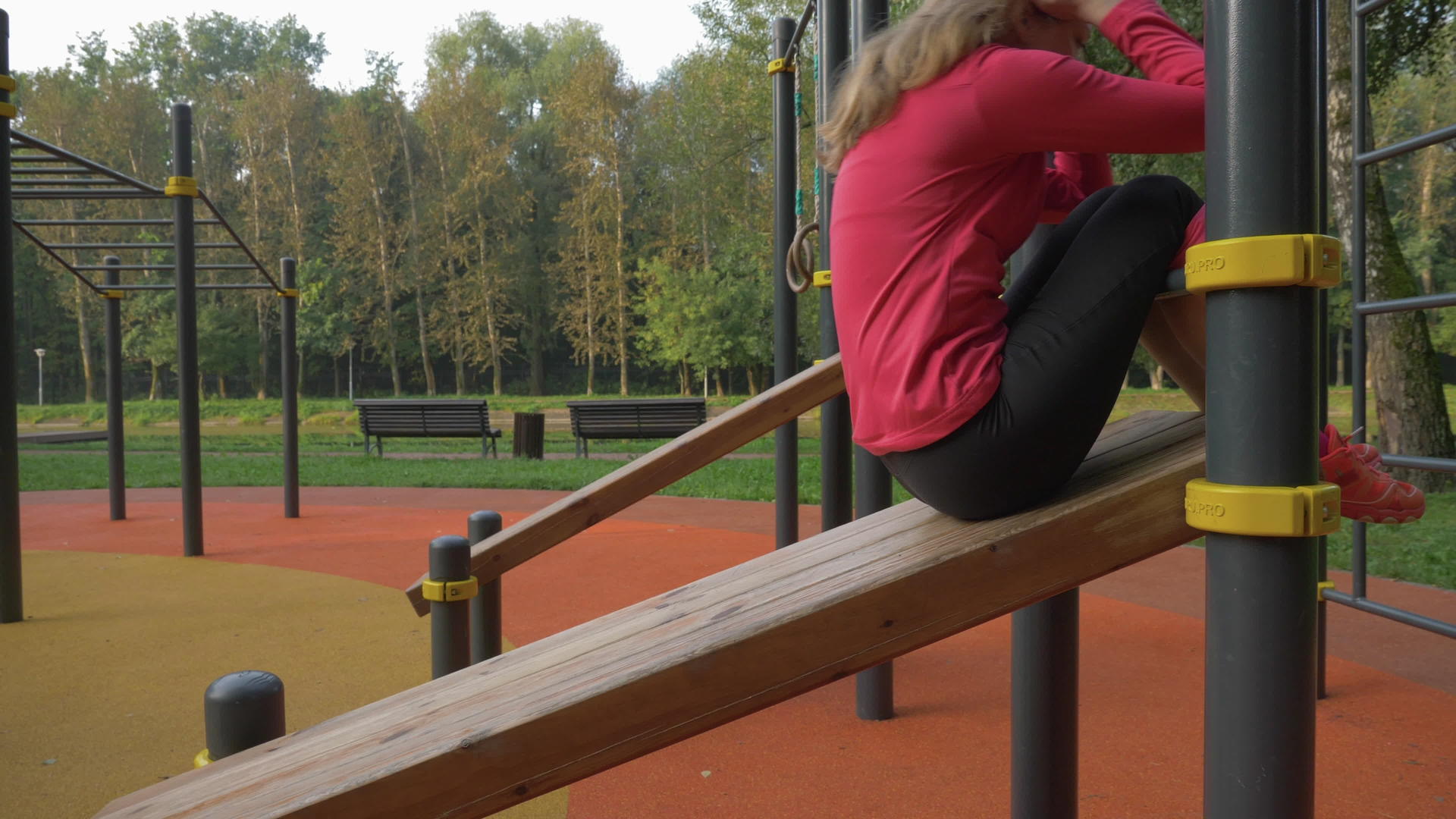 雪人瘦小的年轻女性在城市公园运动场的倾斜板上正在做曲折、慢动作视频的预览图