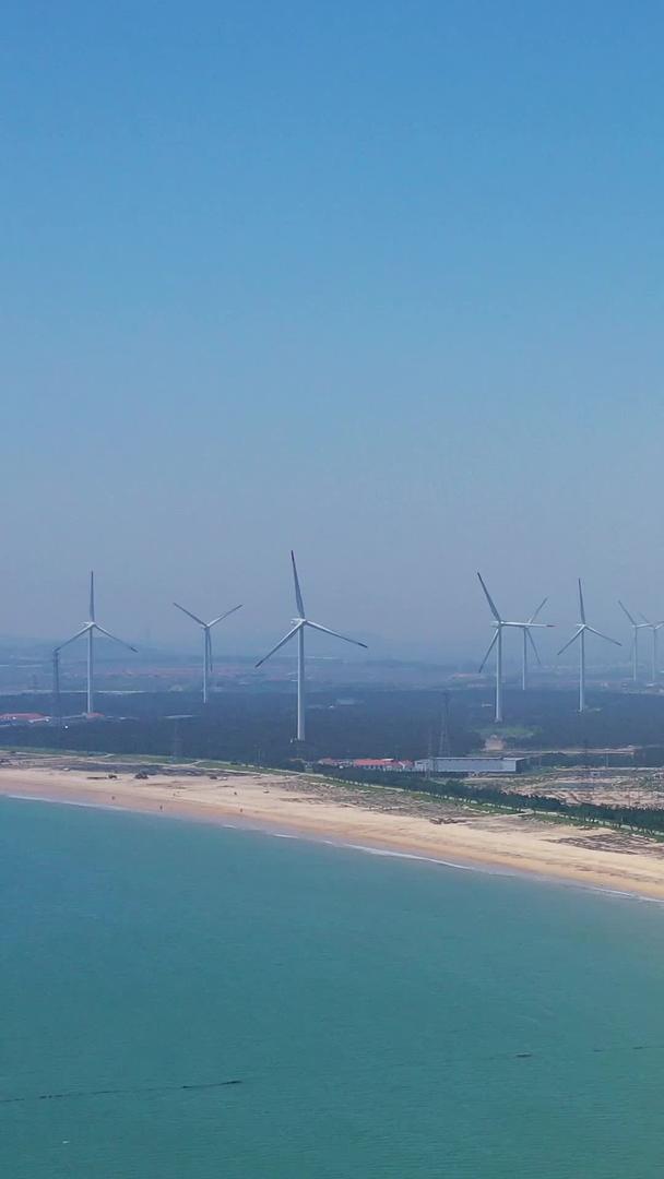 海边风力发电机航拍视频视频的预览图