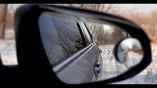 后视镜中车辆行驶在雪地视频的预览图
