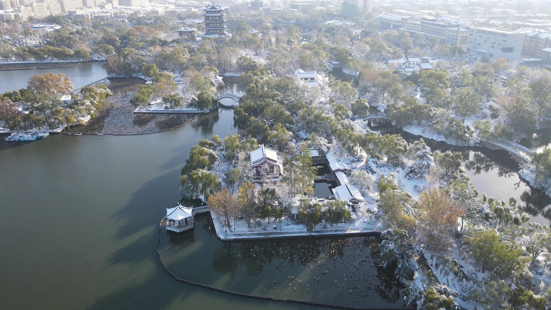 航拍济南大明湖5A景区雪景视频的预览图