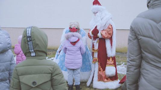 欧洲圣诞节圣诞老人和雪女为儿童祈福【该视频无肖像权，请勿商用】视频的预览图