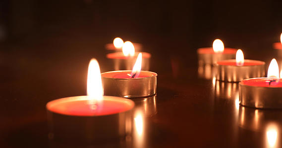 4K蜡烛燃烧祈福祈愿素材视频的预览图