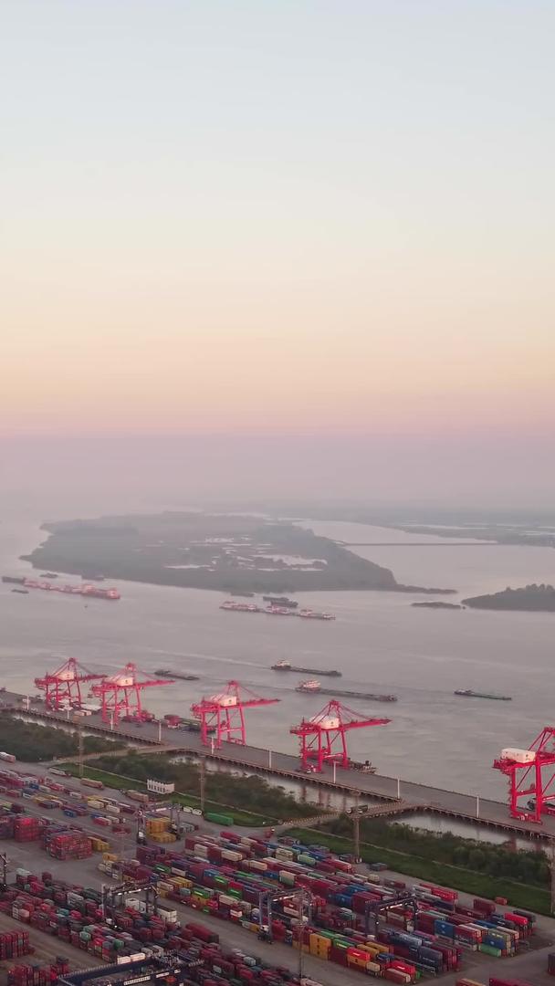 南京龙潭港口航拍视频的预览图