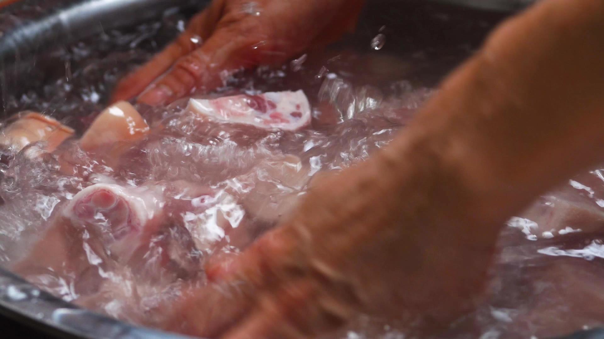 手部动作清洗肉类视频的预览图
