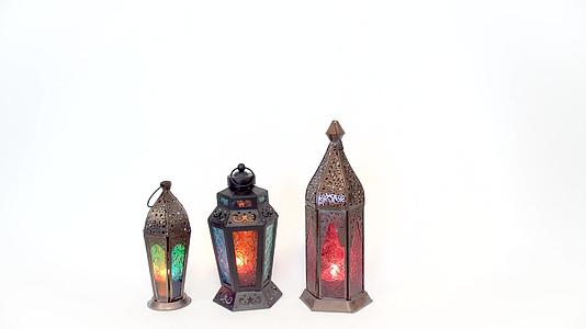 阿拉伯和摩洛哥的灯笼是明亮的背景是白色的有色彩反射和复制空间伊德、伊斯兰新年和拉姆丹的概念视频的预览图