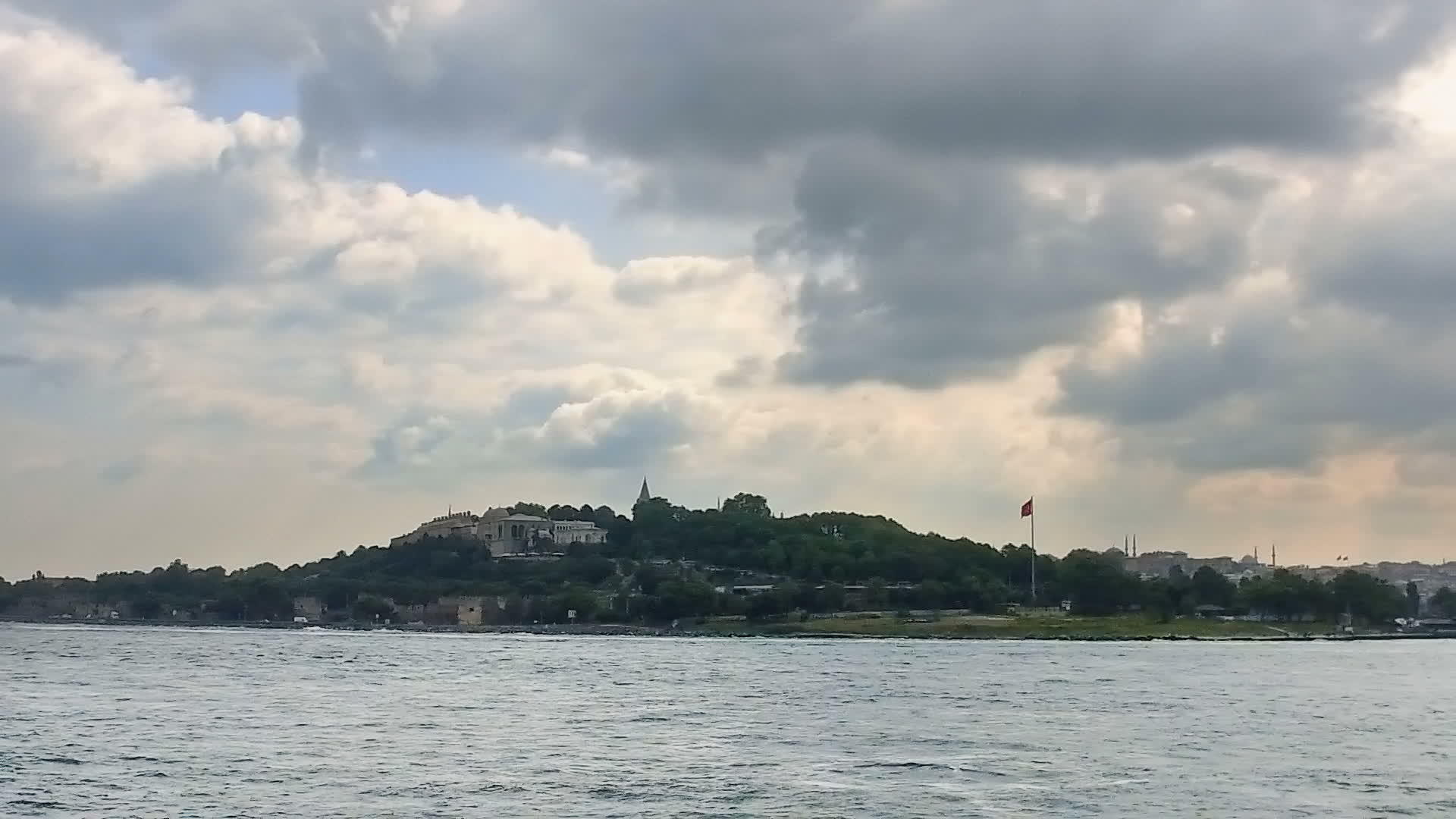 博斯普鲁斯海峡的桥下位于伊斯坦布尔视频的预览图