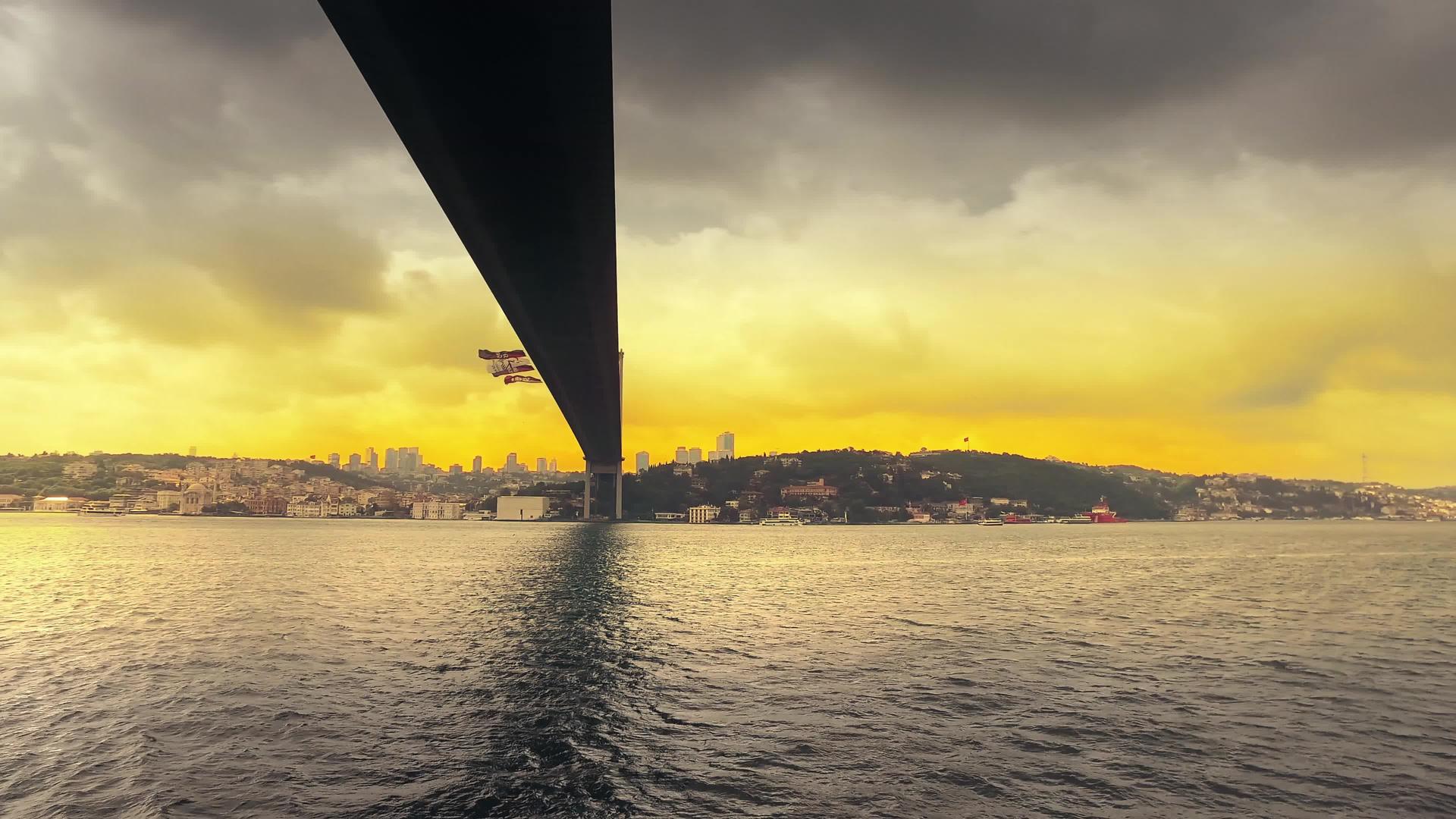 博斯普鲁斯海峡的桥下位于伊斯坦布尔视频的预览图