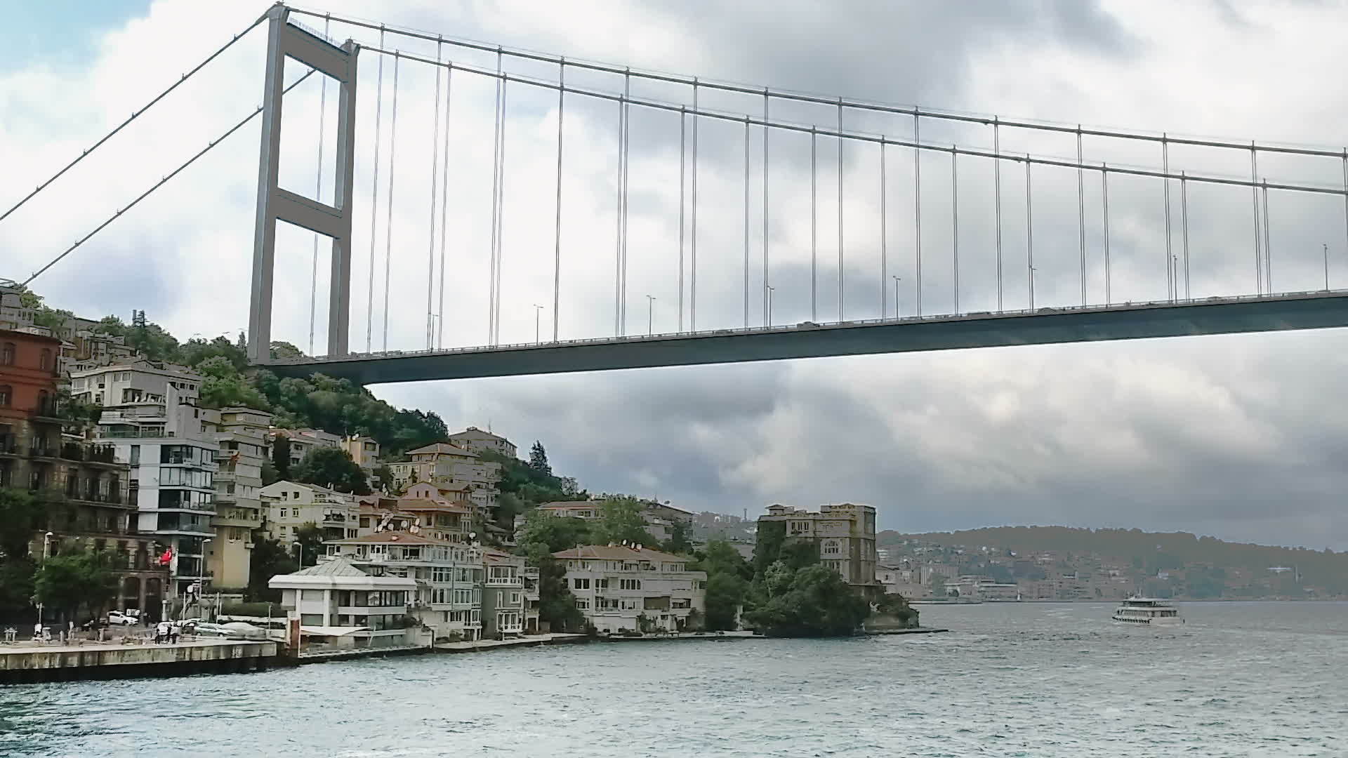 博斯普鲁斯海峡桥位于伊斯坦布尔视频的预览图