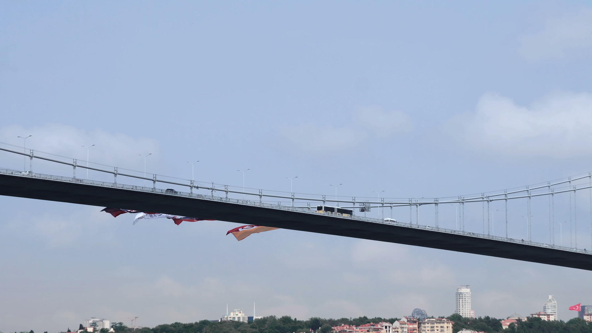 在伊斯坦布尔岛汽车和公共汽车横穿天空视频的预览图