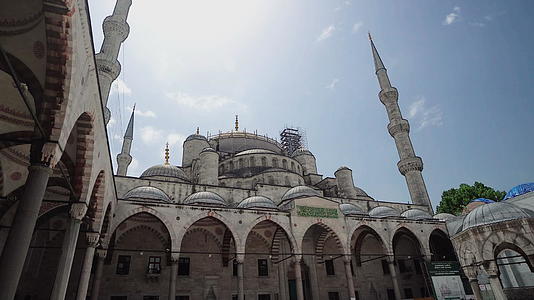 在阳光明媚的一天蓝色的清真寺院子视频的预览图