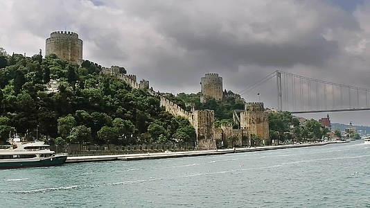 鲁梅利亚城堡位于博斯普鲁斯海峡视频的预览图