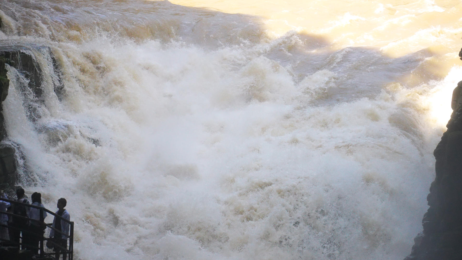 湖北恩施利川5A级旅游景区腾龙洞地下瀑布水浪4k素材视频的预览图