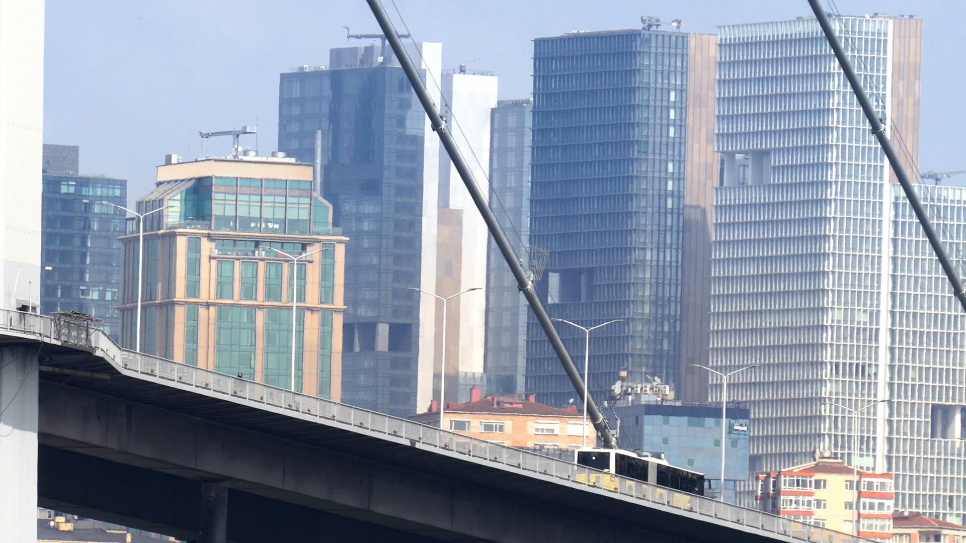 以底部交通大楼和桥梁建筑为背景的硫磷桥视频的预览图