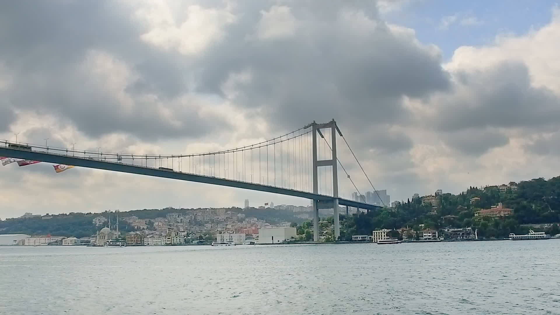 连接欧洲和亚西亚的桥梁视频的预览图