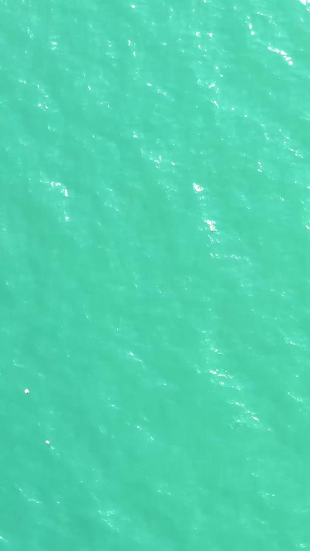 波浪光斑在海面上视频的预览图
