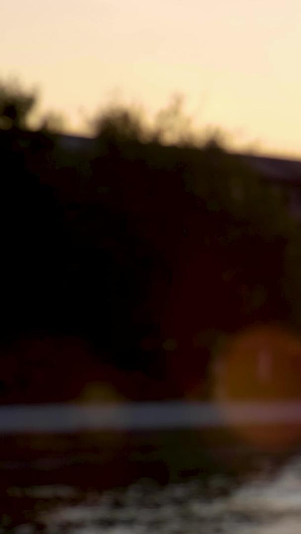 秋日城市夕阳下波光粼粼的湖面视频的预览图