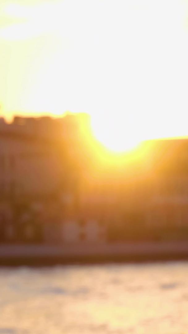 秋日城市夕阳下波光粼粼的湖面视频的预览图