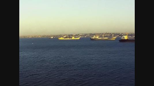 船只在伊斯坦堡4号港视频的预览图