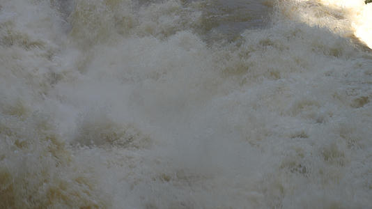 慢镜头升格拍摄湖北5A级旅游景区恩施利川腾龙洞地下瀑布浪花4k素材视频的预览图