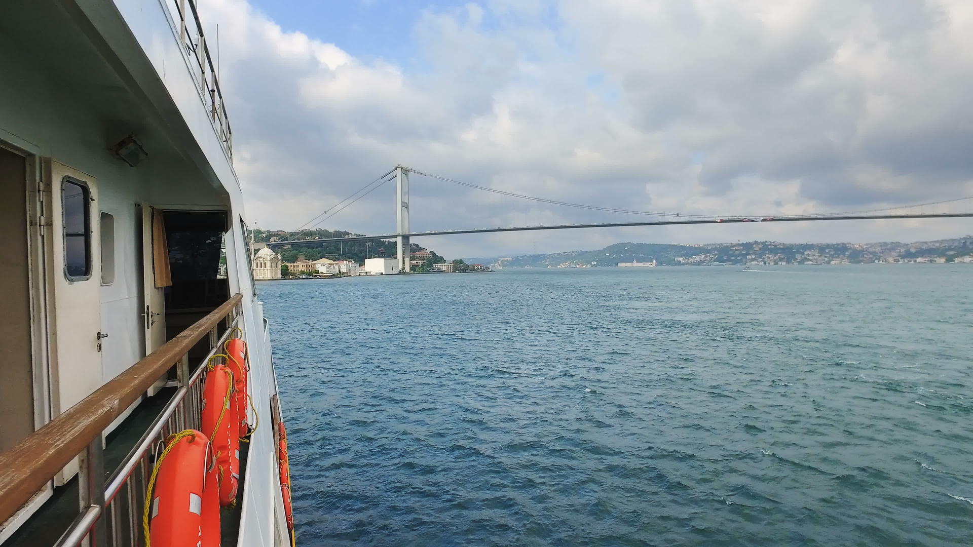 在伊斯坦布尔岛的博斯福鲁斯桥下巡航视频的预览图