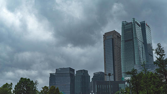 8k延时重庆雨后天空与建筑视频的预览图