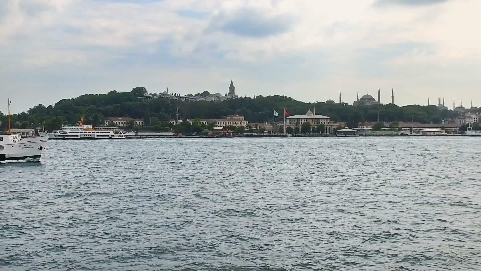 旅游船位于伊斯坦布尔海峡视频的预览图