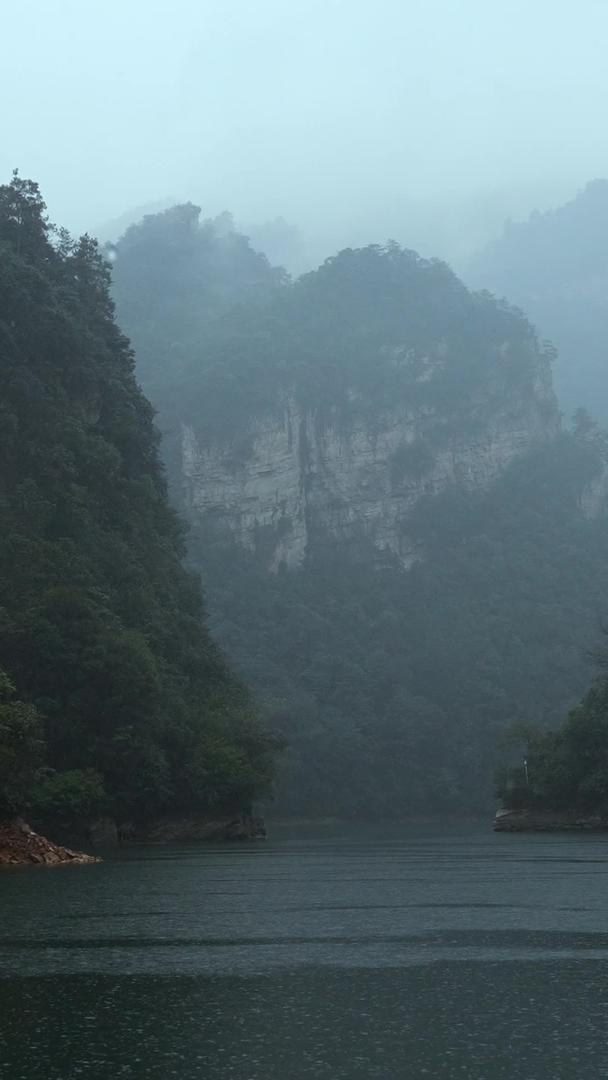 湖南省4A级旅游景区张家界宝峰湖雨天游船自然风光素材视频的预览图