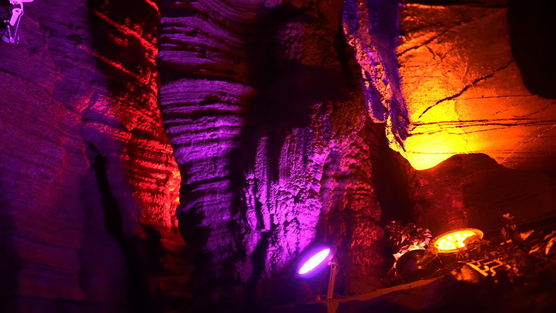 湖北5A级旅游景区世界第二大溶洞恩施利川腾龙洞石壁4k素材视频的预览图