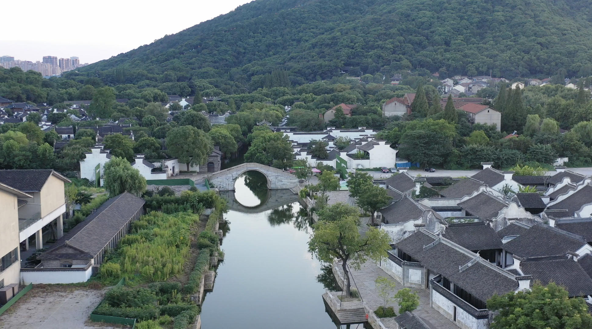 无锡惠山古镇航拍4K视频视频的预览图