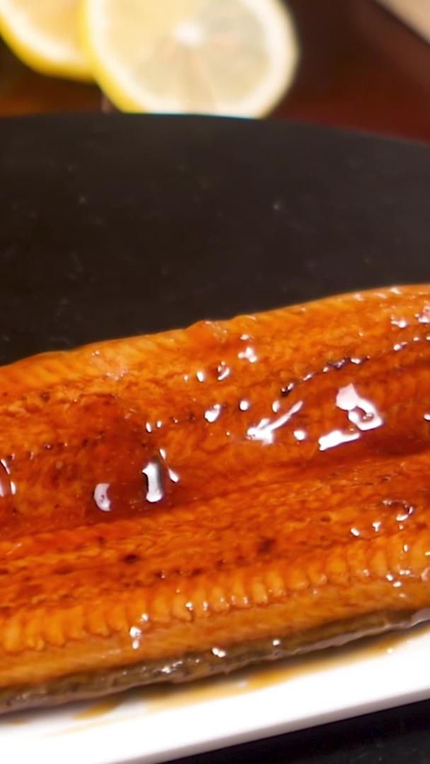 日本的海鲜蒲烧鳗鱼视频的预览图