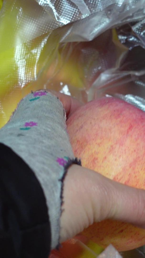 城市塑料袋装满蔬菜水果生活材料视频的预览图