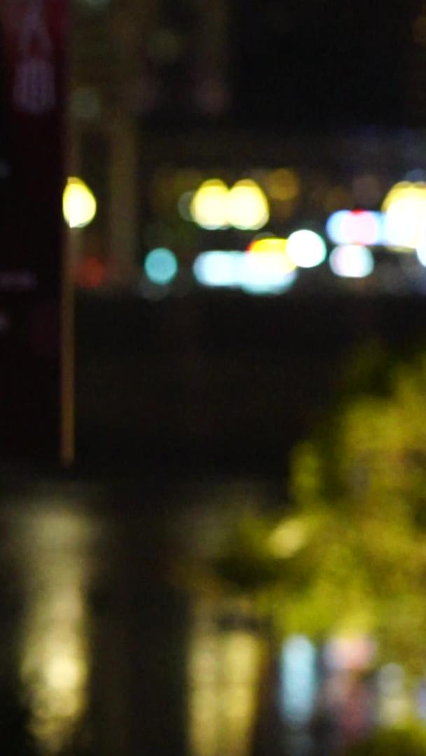 城市夜景人像背影素材素材视频的预览图