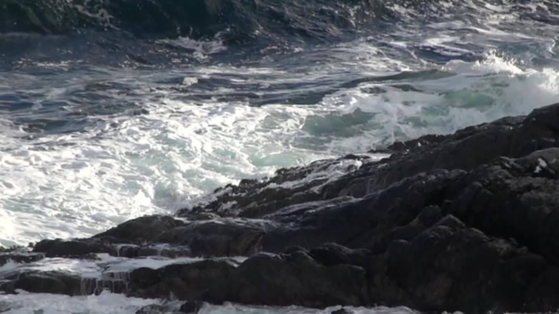 慢动作波拍打岩石视频的预览图