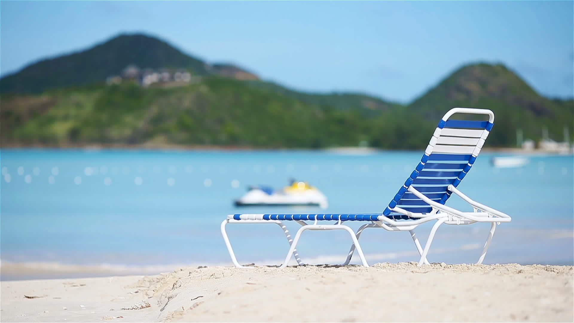 在一个美丽的热带海滩上马氏病中坐着一把白色的休息椅视频的预览图