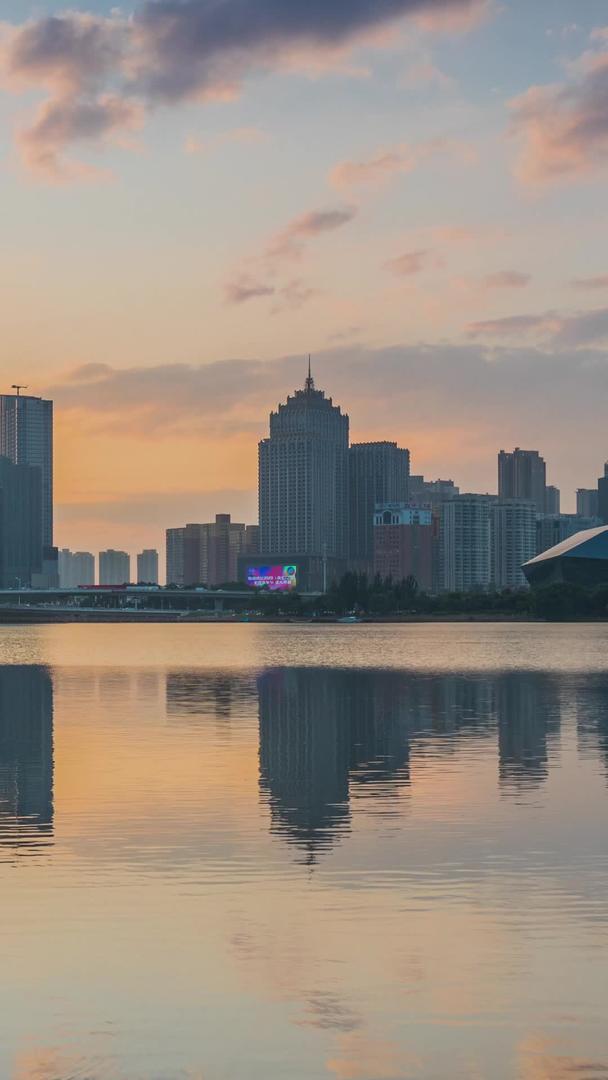 沈阳河畔城市日落风景延时视频视频的预览图