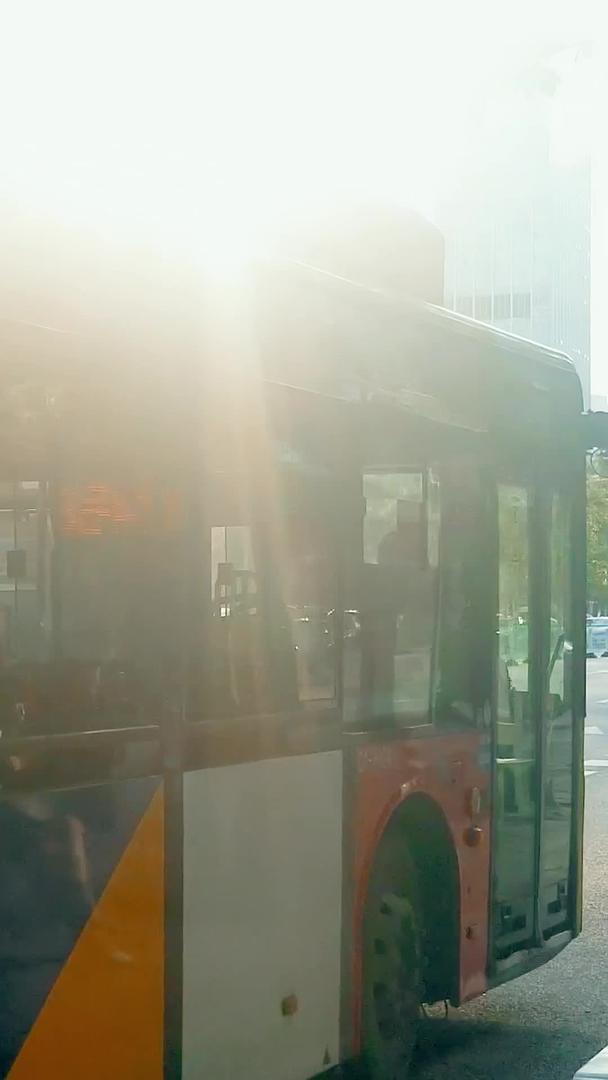公共汽车开出车站视频的预览图