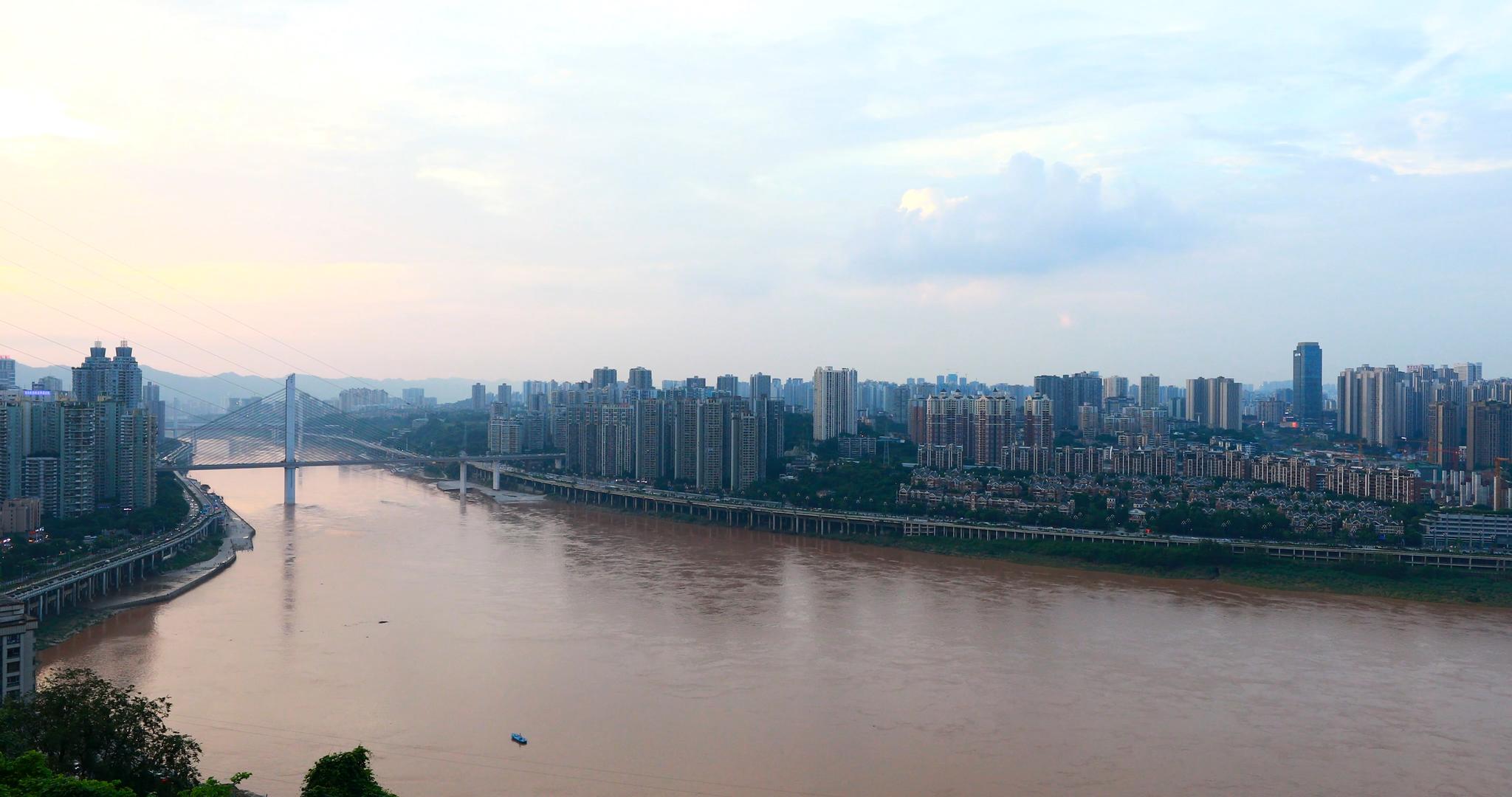 实拍重庆江岸城市素材视频的预览图