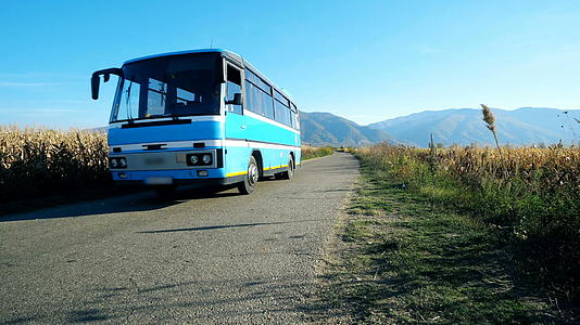 古老的货车和公共汽车经过农村道路视频的预览图
