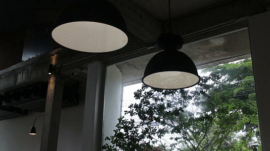 旧年挂灯的室内挂灯挂在咖啡馆里视频的预览图