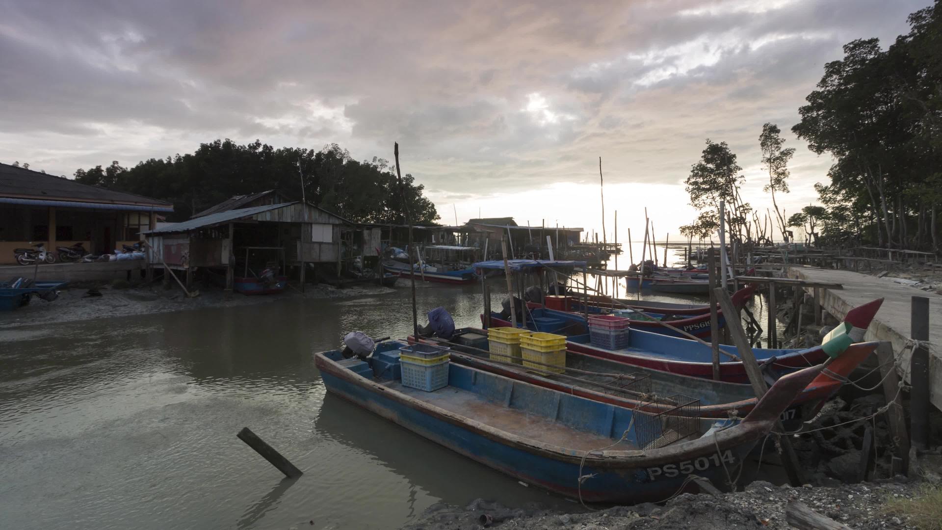 美丽的日落渔夫村视频的预览图