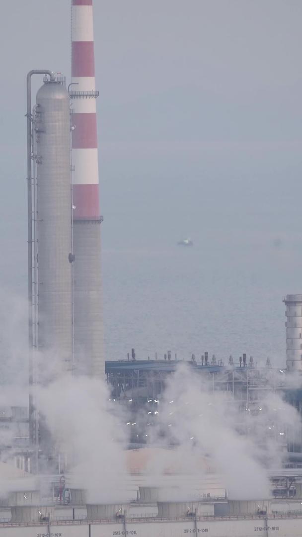 工厂厂区冒着白烟的烟囱能源环保材料视频的预览图
