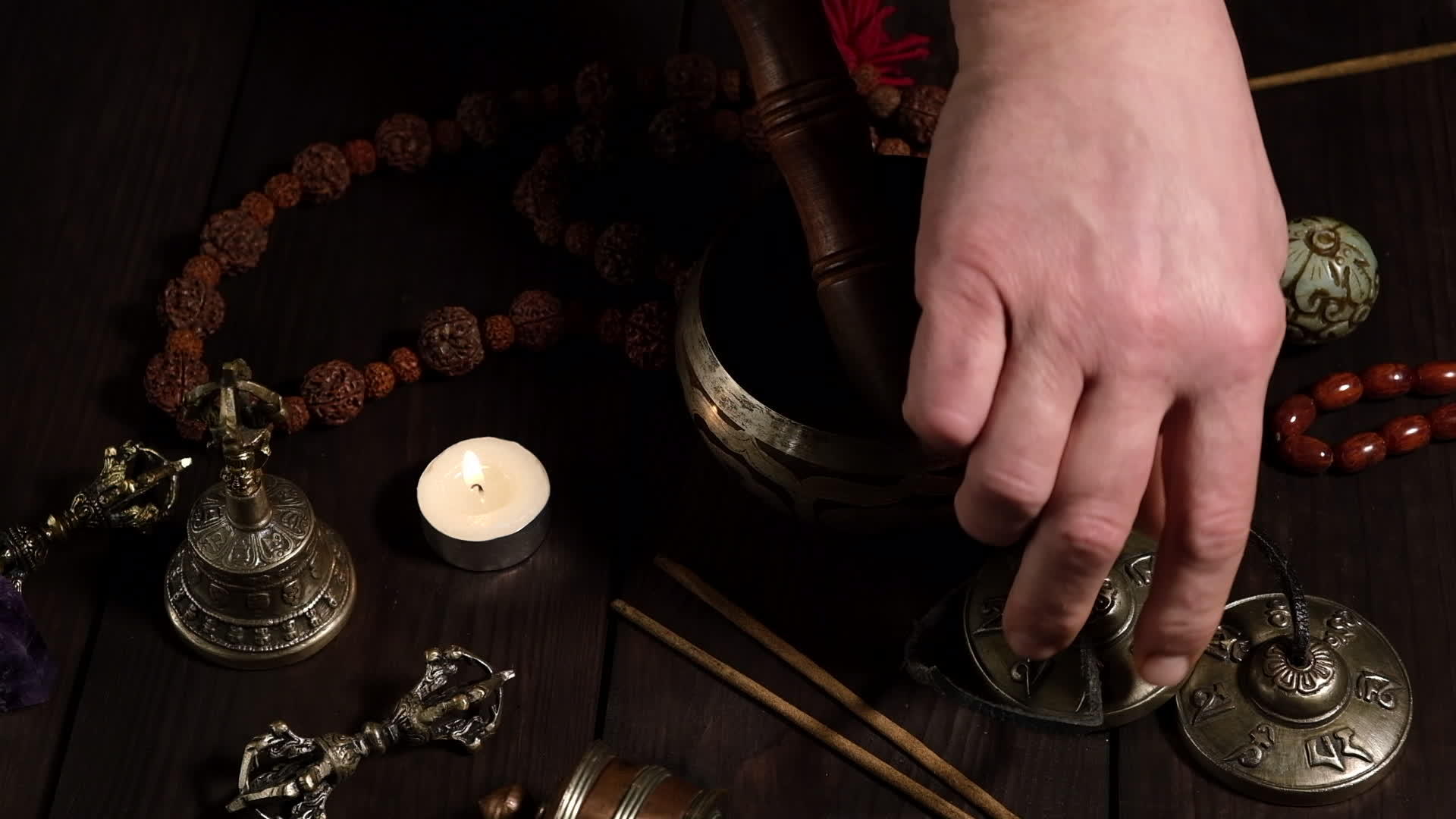 男人把宗教祈祷和冥想的宗教物品放在桌子上视频的预览图