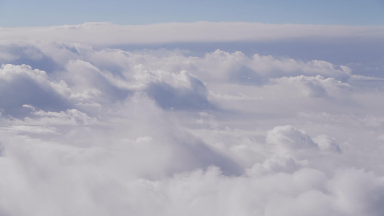 航空靠窗外美丽仙境的白云视频的预览图