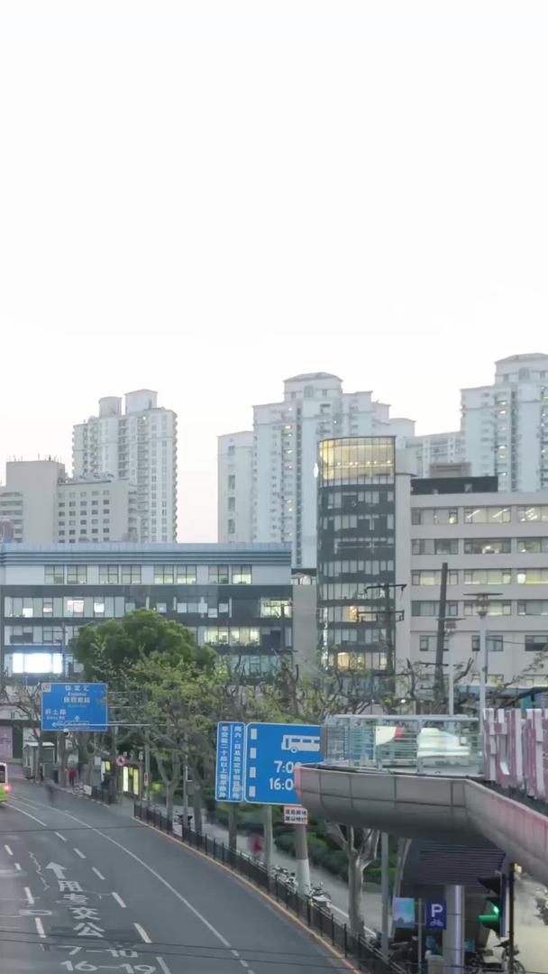 上海商业街高楼大厦夜景延迟视频的预览图